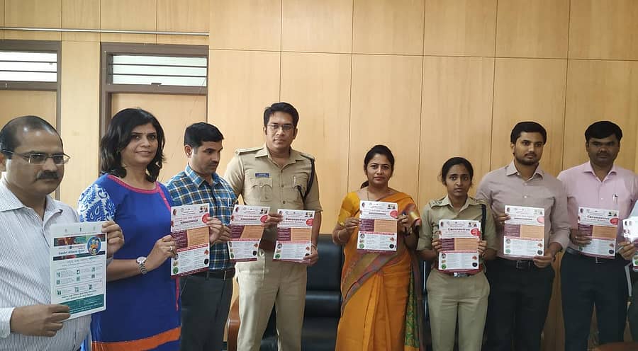 ಜಿಲ್ಲಾಧಿಕಾರಿ ಸಿ.ಸತ್ಯಭಾಮ ಹಾಗೂ ವಿವಿಧ ಇಲಾಖೆ ಅಧಿಕಾರಿಗಳು ಕೋಲಾರದಲ್ಲಿ ಸೋಮವಾರ ಕೊರೊನಾ ಸೋಂಕಿನ ಜಾಗೃತಿ ಕರಪತ್ರಗಳನ್ನು ಬಿಡುಗಡೆ ಮಾಡಿದರು.