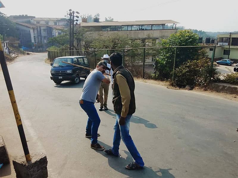 ರಸ್ತೆಗೆ ಬಂದವರ ಮೇಲೆ ಮಡಿಕೇರಿಯಲ್ಲಿ ಲಾಠಿ ಪ್ರಹಾರ ಮಾಡಿದ ಪೊಲೀಸರು