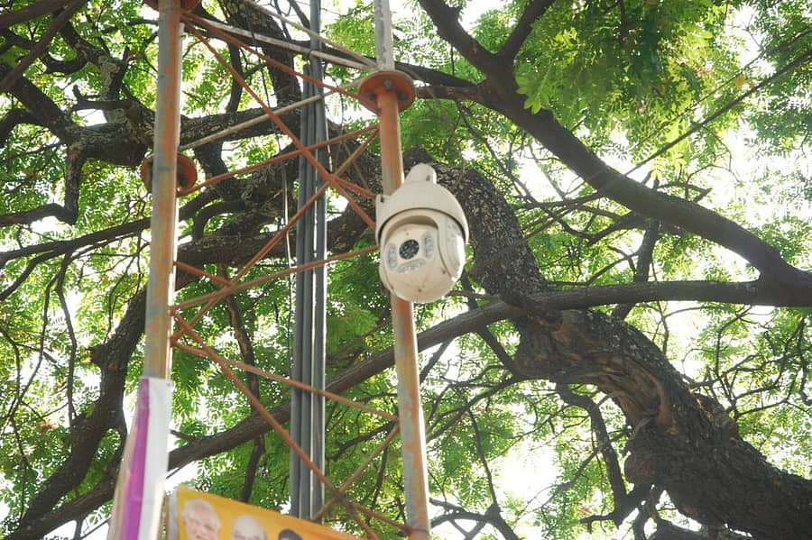 ಮಹಾವೀರ ವೃತ್ತದಲ್ಲಿ ಹಾಳಾಗಿರುವ ಸಿಸಿಟಿವಿ ಕ್ಯಾಮೆರಾ (ಎಡಚಿತ್ರ). ಹೊಸಹಳ್ಳಿ ವೃತ್ತದ ಬಳಿ ಇದ್ದೂ ಇಲ್ಲದಂತಿರುವ ಸಿಸಿಟಿವಿ ಕ್ಯಾಮೆರಾ