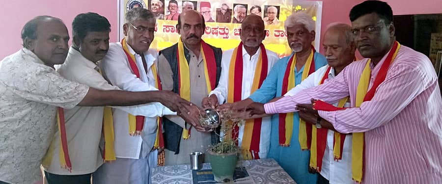 ಚನ್ನಪಟ್ಟಣ ತಾಲ್ಲೂಕಿನ ರಾಂಪುರ ಗ್ರಾಮದಲ್ಲಿ ನಡೆದ ಯುಗಾದಿ ಕವಿಗೋಷ್ಠಿ ಕಾರ್ಯಕ್ರಮವನ್ನು ಸಿಂ.ಲಿಂ.ನಾಗರಾಜು ಉದ್ಘಾಟಿಸಿದರು