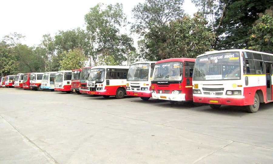 ಚಿತ್ತಾಪುರ ಪಟ್ಟಣದ ಹೊರವಲಯದಲ್ಲಿರುವ ಈಶಾನ್ಯ ಕರ್ನಾಟಕ ರಸ್ತೆ ಸಾರಿಗೆ ಸಂಸ್ಥೆಯ ಘಟಕದಲ್ಲಿ ಬಸ್ಸುಗಳು ಸೋಮವಾರ ರಸ್ತೆಗಿಳಿಯದೆ ನಿಂತಿವೆ