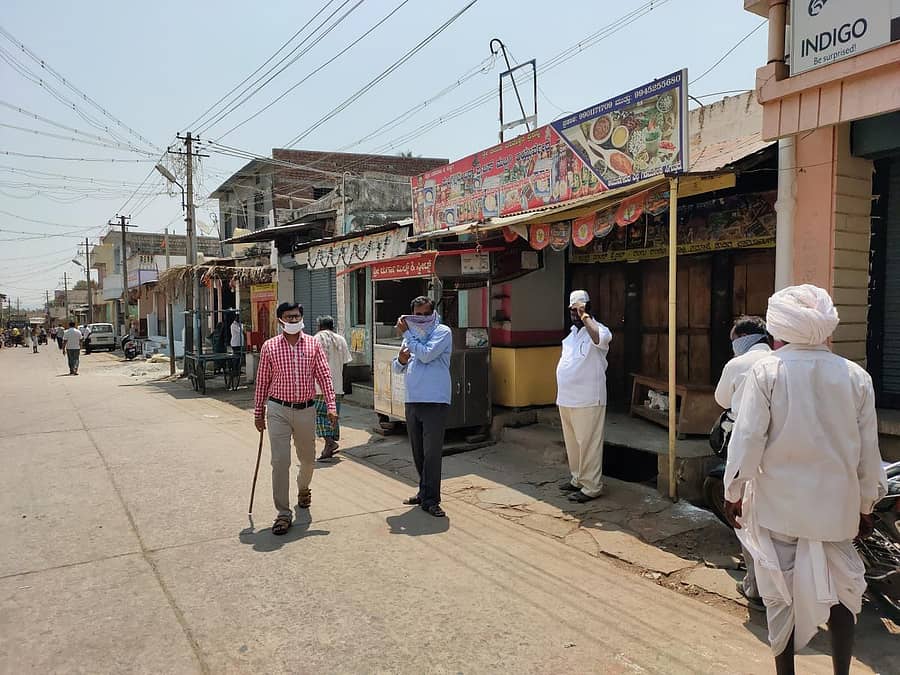 ಮಂಗಳವಾರ ಬೆಳಿಗ್ಗೆ ಶಿರಹಟ್ಟಿ ಗಾಂಧಿ ವೃತ್ತದಲ್ಲಿ ತೆರೆದಿದ್ದ ಅಂಗಡಿಗಳನ್ನು ತಹಶೀಲ್ದಾರ್ ಮುಚ್ಚಿಸಿದರು