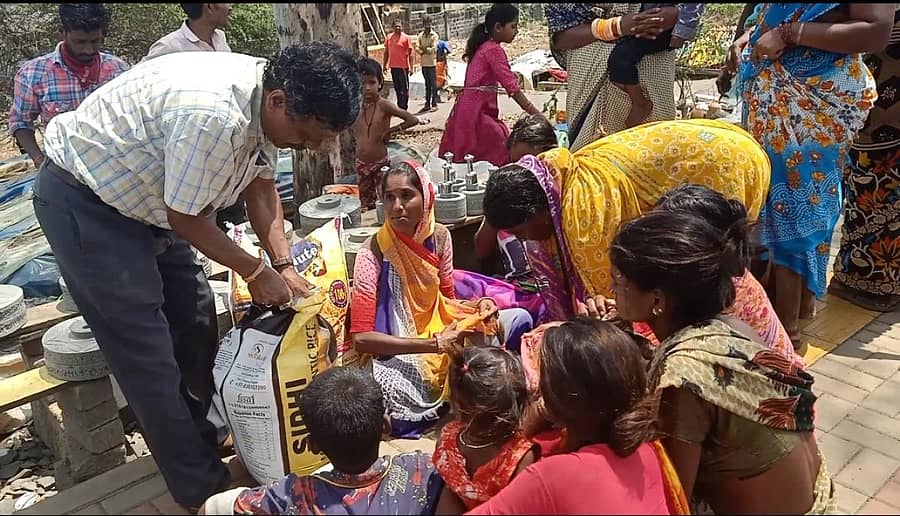 ಬೆಳಗಾವಿಯ ಕೋಟೆ ಕೆರೆ ಪಕ್ಕದ ರಸ್ತೆಬದಿಯಲ್ಲಿರುವ ಕುಟುಂಬಗಳಿಗೆ ಜಿಲ್ಲಾ ಕನ್ನಡ ಸಂಘಟನೆಗಳ ಕ್ರಿಯಾ ಸಮಿತಿ ಅಧ್ಯಕ್ಷ ಆಶೋಕ ಚಂದರಗಿ ಅಕ್ಕಿ ನೀಡಿದರು