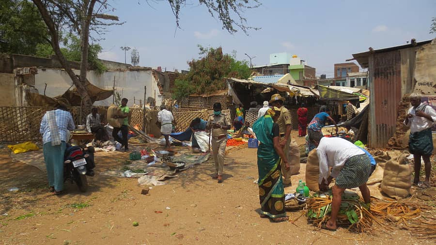 ನಿಷೇಧಾಜ್ಞೆಯ ನಡೆಯವೆಯೂ ಚಳ್ಳಕೆರೆಯಲ್ಲಿ ಮಂಗಳವಾರ ಎಂದಿನಂತೆ ನಗರದ ಮುಖ್ಯರಸ್ತೆಗಳ ಬದಿಯಲ್ಲಿ ಸೊಪ್ಪು, ತರಕಾರಿ ಹಾಗೂ ಹೂ-ಹಣ್ಣು ವ್ಯಾಪಾರಿಗಳನ್ನು ಪೋಲಿಸರು ತೆರವುಗೊಳಿಸಿದರು