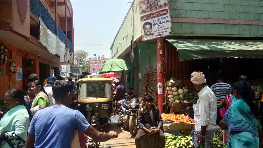 ಚನ್ನಪಟ್ಟಣದಲ್ಲಿ ಯುಗಾದಿ ಹಬ್ಬಕ್ಕೆ ವಸ್ತುಗಳ ಖರೀದಿಗೆ ಗ್ರಾಹಕರು ಮುಗಿಬಿದ್ದರು