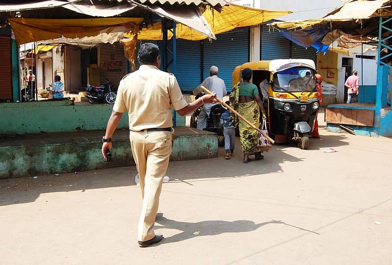 ಮನೆಯೊಳಗೆ ಹೋಗಿ ಎಂದು ಹೇಳುತ್ತಿರುವ ಪೊಲೀಸ್ (ಹುಬ್ಬಳ್ಳಿಯಲ್ಲಿ ಸೆರೆ ಹಿಡಿದ ದೃಶ್ಯ)