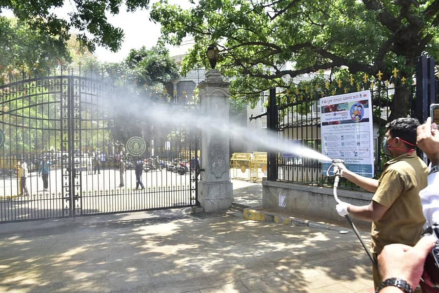 ಬಿಬಿಎಂಪಿ ಕೇಂದ್ರ ಕಚೇರಿ ಆವರಣದಲ್ಲಿ ಸೋಂಕು ನಿವಾರಕ ದ್ರಾವಣವನ್ನು ಮಂಗಳವಾರ ಸಿಂಪಡಿಸಲಾಯಿತು