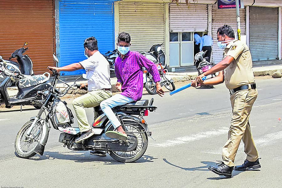 ಕಲಬುರ್ಗಿಯ ಲಾಲಗೇರಿ ಕ್ರಾಸ್ ಬಳಿ ಯುವಕರ ಮೇಲೆ ಪೊಲೀಸ್ ಕಾನ್ಸ್ಟೆಬಲ್ ಒಬ್ಬರು ಲಾಠಿ ಪ್ರಹಾರ ನಡೆಸಿ ಮನೆಗೆ ಕಳಿಸಿದರು - –ಪ್ರಜಾವಾಣಿ ಚಿತ್ರ