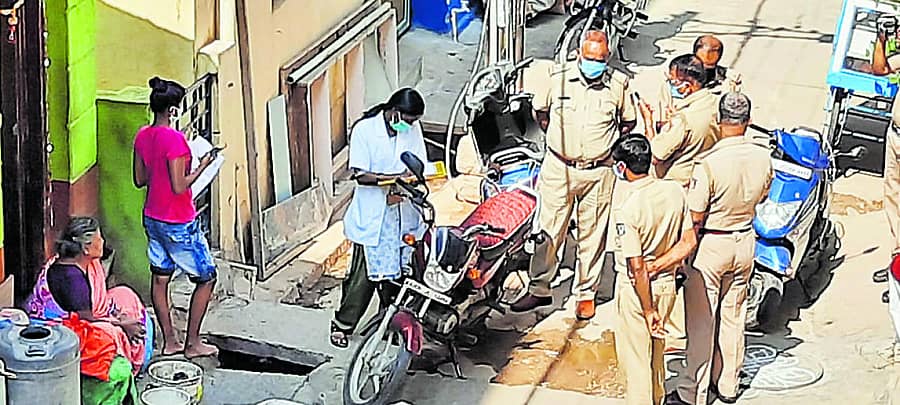 ಯುವತಿಯನ್ನು ವಿಚಾರಣೆ ನಡೆಸುತ್ತಿದ್ದ ಪೊಲೀಸರು ಹಾಗೂ ಆರೋಗ್ಯ ಇಲಾಖೆ ಸಿಬ್ಬಂದಿ