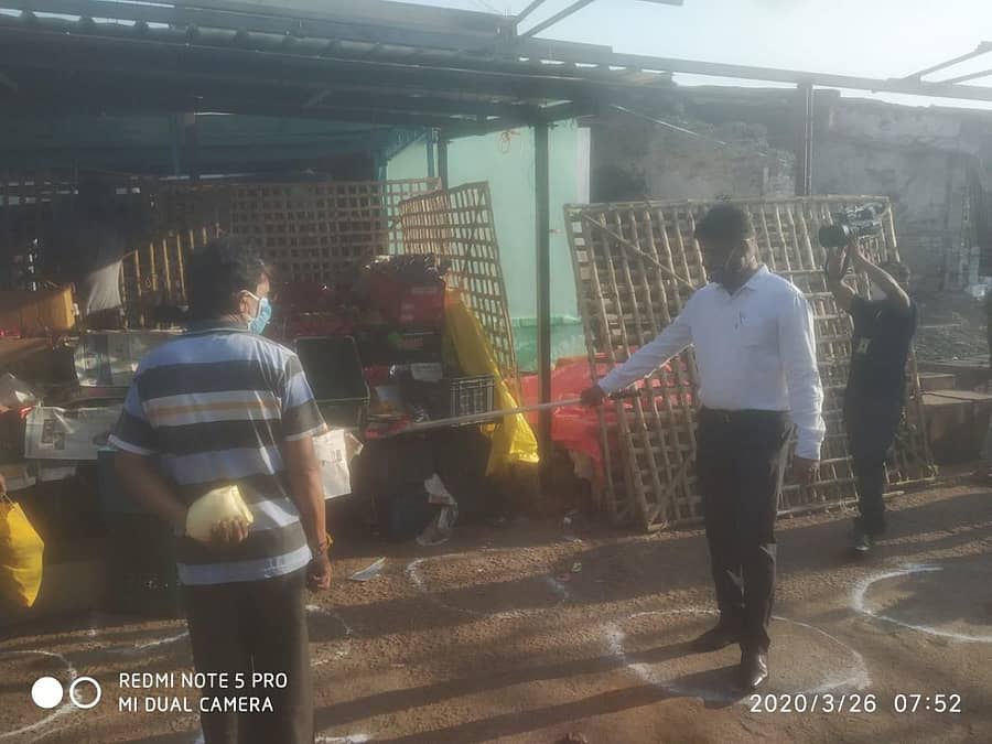 ಗದಗ ಜಿಲ್ಲಾಧಿಕಾರಿ ಎಂ.ಜಿ ಹಿರೇಮಠ ಅವರು ಗುರುವಾರ ಲಾಠಿ ಹಿಡಿದುಕೊಂಡು ಮಾರುಕಟ್ಟೆಗೆ ಬಂದು ಮಾರ್ಕಿಂಗ್ ಮಾಡಿದ ಸ್ಥಳದಲ್ಲೇ ನಿಂತು, ಸಾರ್ವಜನಿಕ ಅಂತರ ಕಾಯ್ದುಕೊಂಡು ಅಗತ್ಯ ವಸ್ತುಗಳನ್ನು ಖರೀದಿಸುವಂತೆ ಸಾರ್ವಜನಿಕರಿಗೆ ಸೂಚನೆ ನೀಡಿದರು.