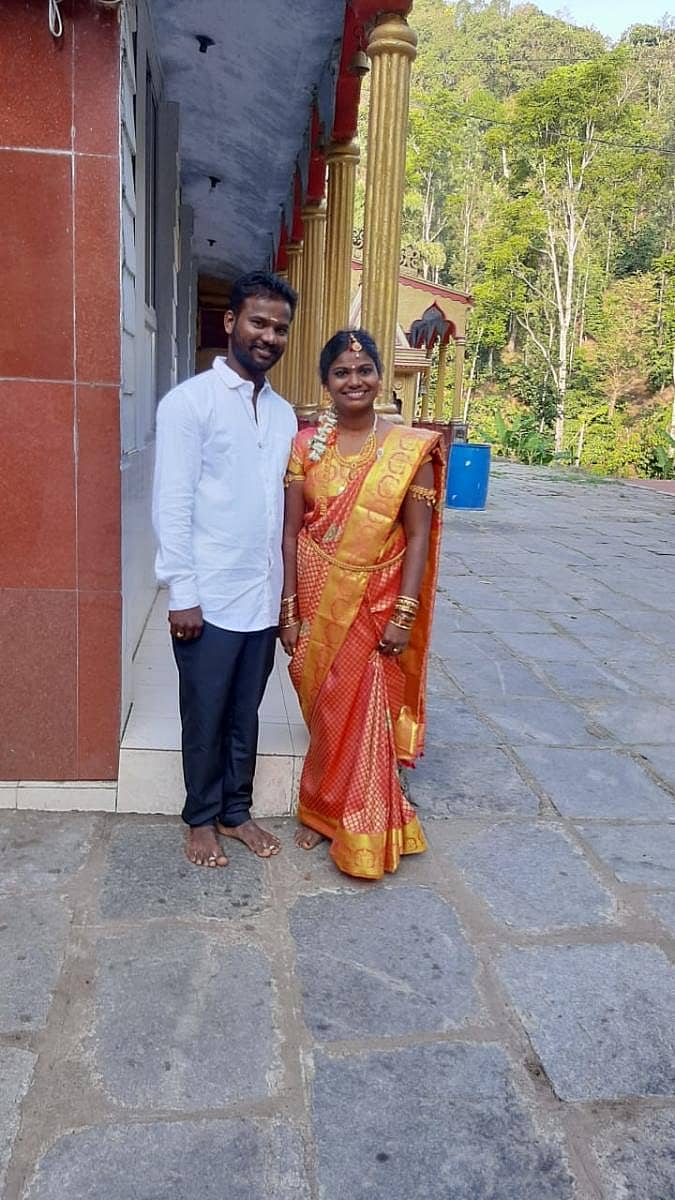 ದೇವಸ್ಥಾನದಲ್ಲಿ ಸರಳವಾಗಿ ಮದುವೆಯಾದ ರಜಿತ್‌ ಹಾಗೂ ಅನುಷಾ