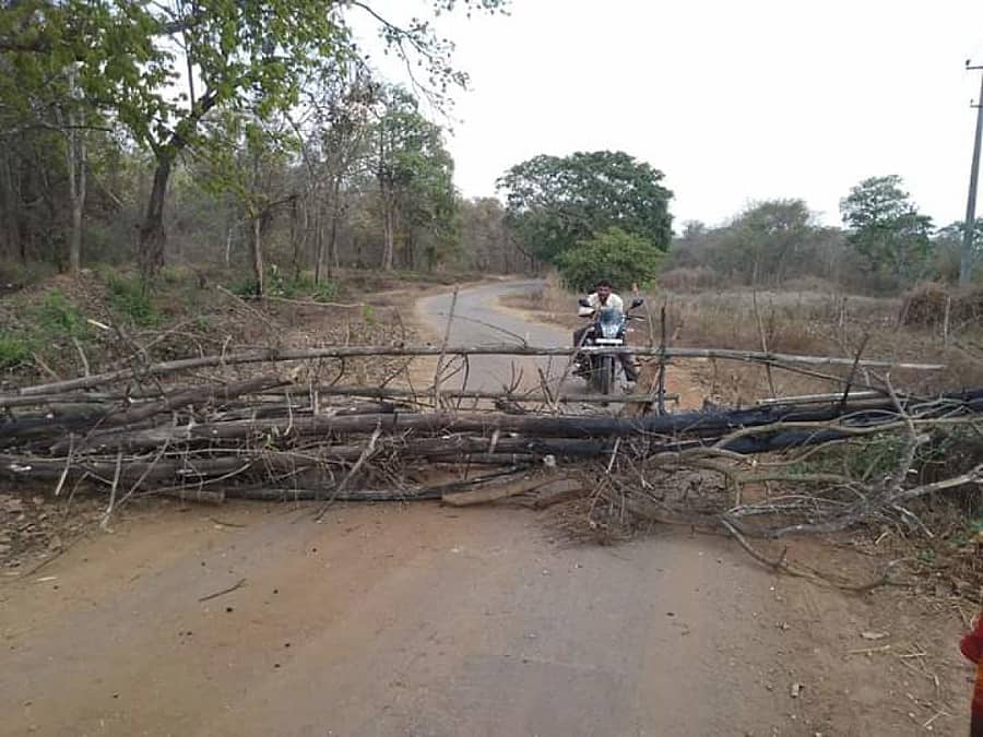 ಸಾಗರ ತಾಲ್ಲೂಕು ತ್ಯಾಗರ್ತಿ ಬಳಿ ಮಾರ್ಗ ಬಂದ್ ಮಾಡಲಾಗಿದೆ.