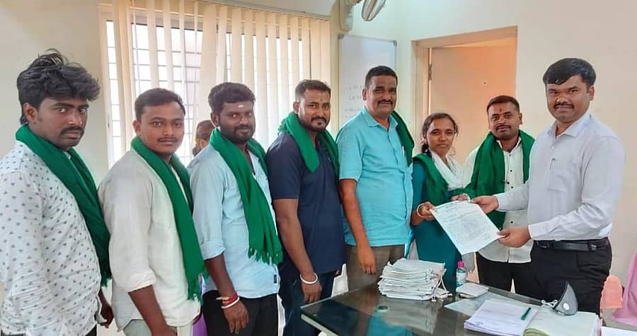 ಕೃಷಿ ಕಾರ್ಮಿಕರಿಗೆ ಮಾಸಿಕವಾಗಿ ₹ 10 ಸಾವಿರ ವಿತರಿಸಬೇಕು ಎಂದು ಒತ್ತಾಯಿಸಿ ರಾಜ್ಯ ರೈತ ಸಂಘ ಹಾಗೂ ಹಸಿರು ಸೇನೆ ಸದಸ್ಯರು ಕೋಲಾರದಲ್ಲಿ ಉಪ ವಿಭಾಗಾಧಿಕಾರಿ ಸೋಮಶೇಖರ್‌ಗೆ ಇತ್ತೀಚಿಗೆ ಮನವಿ ಸಲ್ಲಿಸಿದರು.