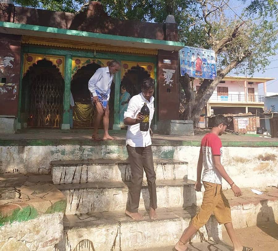 ಬಾಗಲಕೋಟೆ ಜಿಲ್ಲೆಯ ವಿವಿಧ ಗ್ರಾಮಗಳಲ್ಲಿ ಗ್ರಾಮಸ್ಥರು ಒಂದೆಡೆ ಸೇರದಂತೆ ಗ್ರಾಮೀಣ ಟಾಸ್ಕಪೋರ್ಸ್ ತಂಡದವರು ಕೀಲೆಣ್ಣೆ ಸುರಿದರು.  