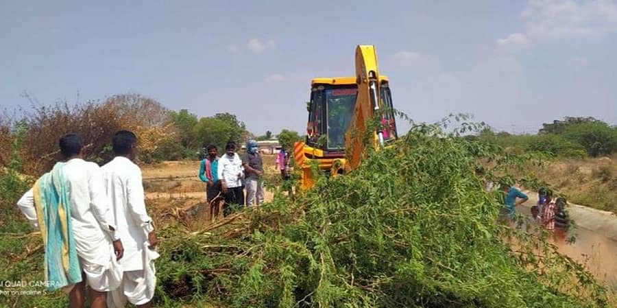 ಹುಣಸಗಿ ತಾಲ್ಲೂಕಿನ ಗೆದ್ದಲಮರಿ ಗ್ರಾಮದಲ್ಲಿ ಬೇರೆ ಗ್ರಾಮಸ್ಥರು ಪ್ರವೇಶಿಸದಂತೆ ಗೆದ್ದಲಮರಿ ಮುಖ್ಯ ರಸ್ತೆಗೆ ಮುಳ್ಳು ಬೇಲಿ ಹಾಕಿದ್ದಾರೆ