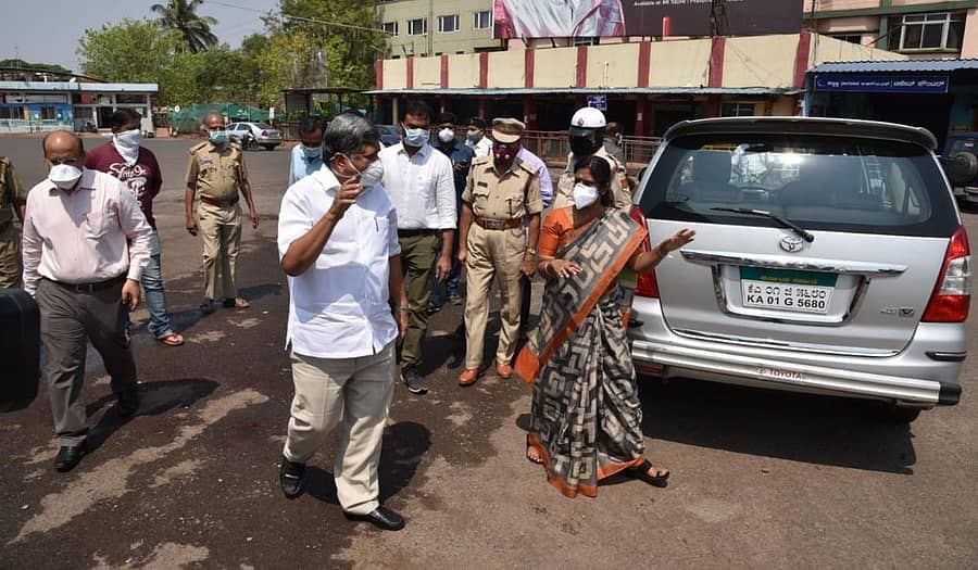ಹುಬ್ಬಳ್ಳಿಯ ಹಳೇ ಬಸ್ನಿಲ್ದಾಣದಲ್ಲಿ ಬುಧವಾರ ಜಿಲ್ಲಾ ಉಸ್ತುವಾರಿ ಸಚಿವ ಜಗದೀಶ ಶೆಟ್ಟರ್, ಜಿಲ್ಲಾಧಿಕಾರಿ ದೀಪಾ ಚೋಳನ್ ಪರಿಶೀಲನೆ ನಡೆಸಿದರು