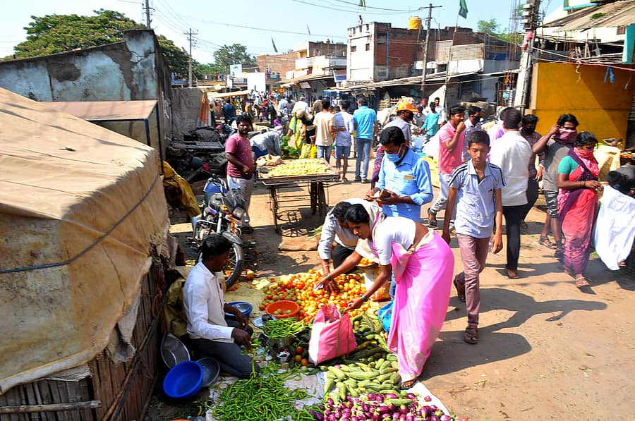 ಹಾವೇರಿಯ ಲಾಲ್ಬಹದ್ದೂರ ಶಾಸ್ತ್ರಿ ಮಾರುಕಟ್ಟೆಯಲ್ಲಿ ತರಕಾರಿ ಖರೀದಿಗೆ ಸೇರಿದ ಜನ