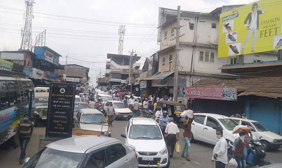 ವಿರಾಜಪೇಟೆ ಪಟ್ಟಣದಲ್ಲಿ ನಿರ್ಬಂಧ ಸಡಲಿಕೆಯ ಅವಧಿಯಲ್ಲಿ ಆಗಿಂದಾಗ್ಗೆ ಟ್ರಾಫಿಕ್ ಜಾಂ ಆಗಿ ಸಮಸ್ಯೆ ಎದುರಿಸುವಂತಾಯಿತು
