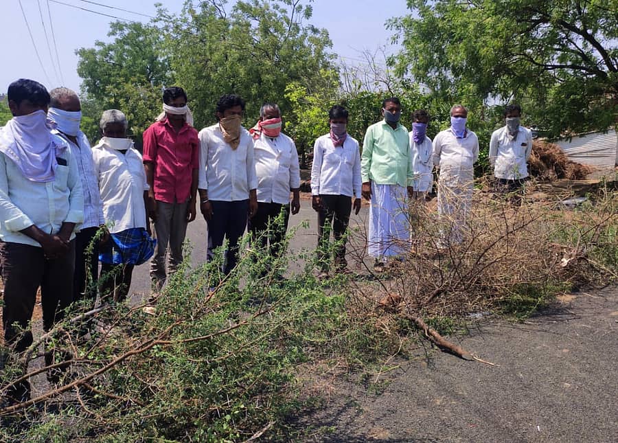 ಕಮಲಾಪುರ ತಾಲ್ಲೂಕಿನ ಡೋರ್ ಜಂಬಗಾ ಗ್ರಾಮಕ್ಕೆ ಸಂಪರ್ಕ ಕಲ್ಪಿಸುವ ರಸ್ತೆಗೆ ಬೇಲಿ ಹಾಕಿರುವುದು