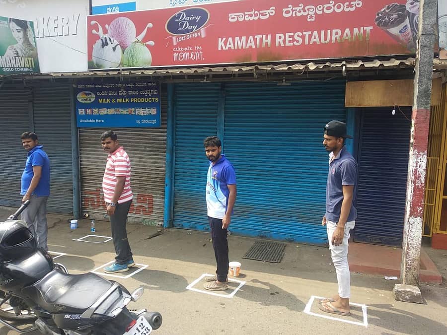 ಅಗತ್ಯ ವಸ್ತುಗಳ ಖರೀದಿಗೆ ಸಾಮಾಜಿಕ ಅಂತರ ವ್ಯವಸ್ಥೆ