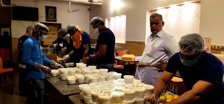 ಕುಂದಾಪುರದ ಪಾರಿಜಾತ ಹೋಟೇಲ್ನ ಪಾಕಶಾಲೆಯಲ್ಲಿ ಊಟೋಪಚಾರವನ್ನು ತಯಾರು ಮಾಡುತ್ತಿರುವ ಪಿ.ರಾಮಚಂದ್ರ ಭಟ್ಟ