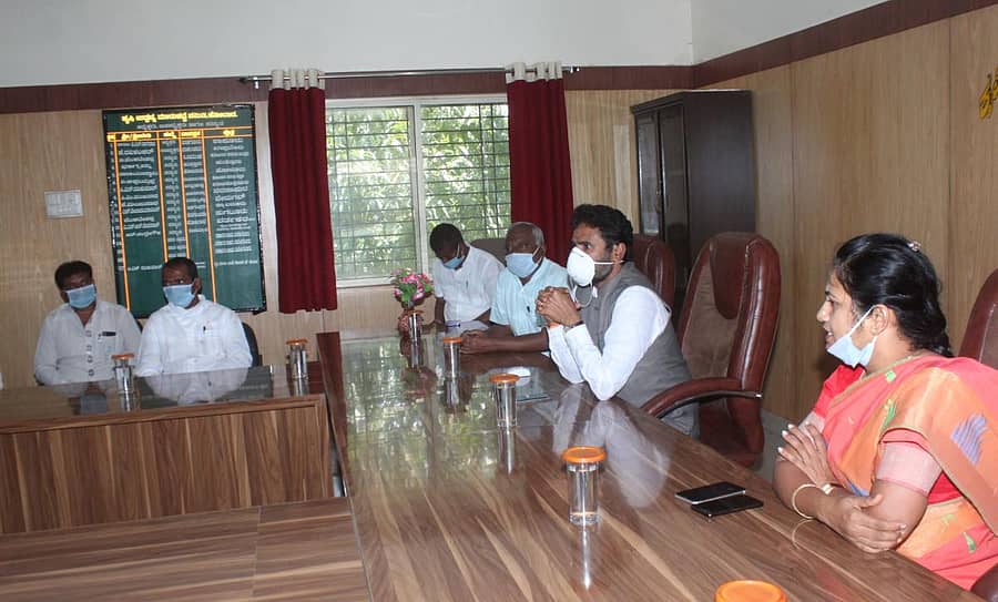 ಜಿಲ್ಲಾಧಿಕಾರಿ ಸಿ.ಸತ್ಯಭಾಮ ಕೋಲಾರದಲ್ಲಿ ಗುರುವಾರ ಎಪಿಎಂಸಿ ಆಡಳಿತ ಮಂಡಳಿ ಪದಾಧಿಕಾರಿಗಳು, ಮಂಡಿ ಮಾಲೀಕರು, ವರ್ತಕರು ಹಾಗೂ ಹಮಾಲಿಗಳ ಸಭೆ ನಡೆಸಿದರು.