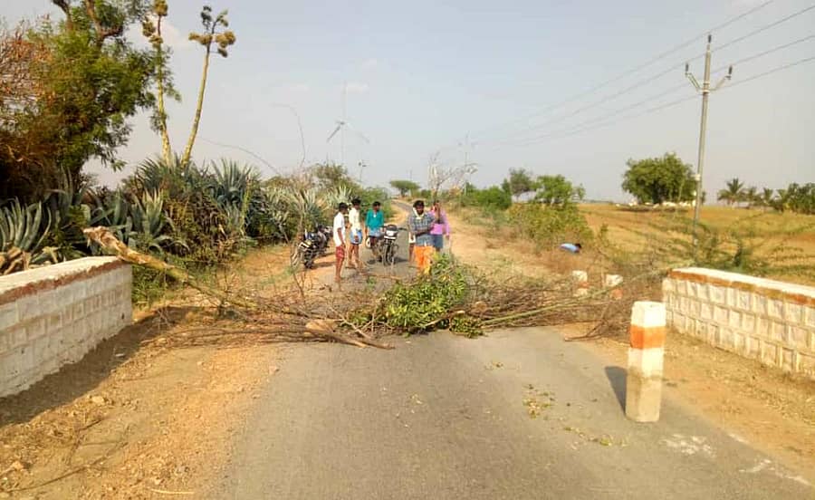 ರಾಯಚೂರು ಜಿಲ್ಲೆ ಹಟ್ಟಿ ಸಮೀಪದ ನಿಲೋಗಲ್‌ ಗ್ರಾಮದ ಮುಖ್ಯರಸ್ತೆಗೆ ಮುಳ್ಳಿನ ಬೇಲಿಹಾಕಿ ಲಾಕ್‌ಡೌನ್‌ ಮಾಡಲಾಗಿದೆ