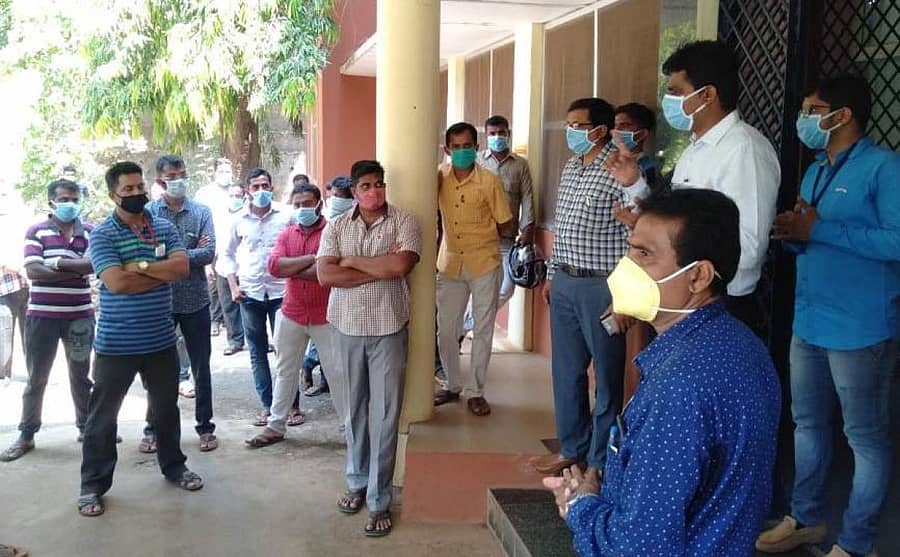 ಶಿರಸಿಯಲ್ಲಿ ಅಂಗಡಿಕಾರರು ಉಪವಿಭಾಗಾಧಿಕಾರಿ ಡಾ.ಈಶ್ವರ ಉಳ್ಳಾಗಡ್ಡಿ ಜೊತೆ ಚರ್ಚಿಸಿದರು