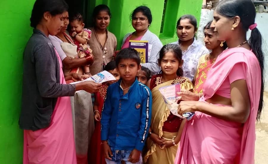 ಗುಂಡ್ಲುಪೇಟೆ ತಾಲ್ಲೂಕಿನ ಗ್ರಾಮವೊಂದರ ಮನೆಗೆ ಭೇಟಿ ನೀಡಿದ ಆಶಾ ಕಾರ್ಯಕರ್ತೆಯರು ಕೊರೊನಾ ವೈರಸ್ ಬಗ್ಗೆ ಜಾಗೃತಿ ಮೂಡಿಸಿದರು