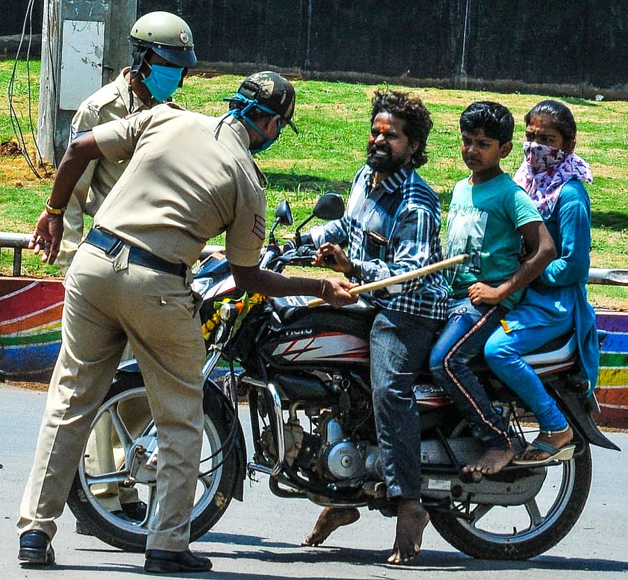 ಭಾರತ ಲಾಕ್ಡೌನ್ ಇದ್ದರೂ ರಸ್ತೆಯಲ್ಲಿ ಓಡಾಡುತ್ತಿದ್ದವರಿಗೆ ಗುರುವಾರ ಹುಬ್ಬಳ್ಳಿಯ ಕಿತ್ತೂರು ರಾಣಿ ಚನ್ನಮ್ಮ ವೃತ್ತದಲ್ಲಿ ಪೊಲೀಸರು ಲಾಠಿ ಏಟು ನೀಡಿದರು