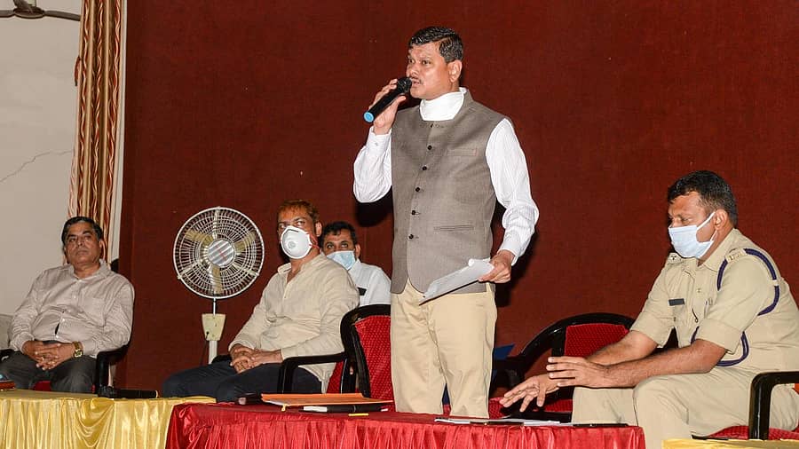 ದಾವಣಗೆರೆಯ ಜಿಲ್ಲಾಧಿಕಾರಿ ಕಚೇರಿ ಸಭಾಂಗಣದಲ್ಲಿ ವರ್ತಕರ ಜತೆಗಿನ ಸಭೆಯಲ್ಲಿ ಜಿಲ್ಲಾಧಿಕಾರಿ ಮಹಾಂತೇಶ ಬೀಳಗಿ ಮಾತನಾಡಿದರು