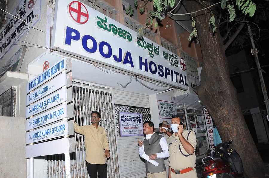 ದಾವಣಗೆರೆಯ ಖಾಸಗಿ ಆಸ್ಪತ್ರೆಗಳಿಗೆ ಜಿಲ್ಲಾಧಿಕಾರಿ ಮಹಾಂತೇಶ ಬೀಳಗಿ ಹಾಗೂ ಜಿಲ್ಲಾ ಪೊಲೀಸ್‌ ವರಿಷ್ಠಾಧಿಕಾರಿ ಹನುಮಂತರಾಯ ಗುರುವಾರ ದಿಢೀರ್‌ ಭೇಟಿ ನೀಡಿ ಪರಿಶೀಲಿಸಿದರು.