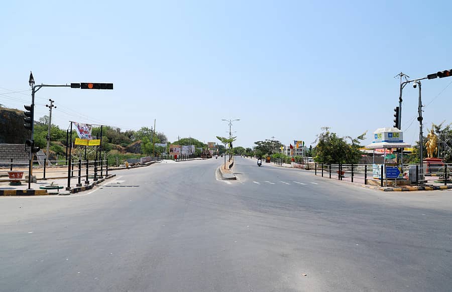 ರಾಯಚೂರಿನ ಬಸವೇಶ್ವರ ವೃತ್ತದಲ್ಲಿ ಗುರುವಾರ ಕಂಡುಬಂದ ನೋಟ