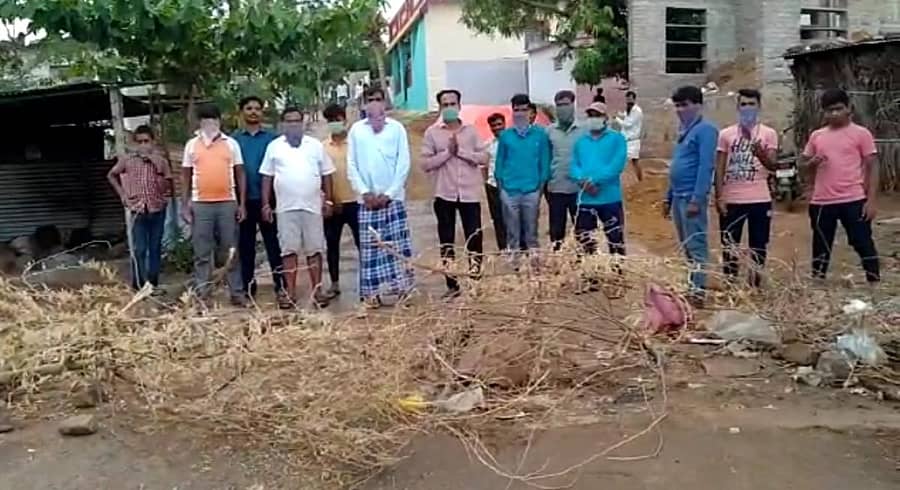 ಬಾದಾಮಿ ತಾಲ್ಲೂಕಿನ ಕೆಂದೂರು ತಾಂಡಾ ನಿವಾಸಿಗಳು ಊರಿನ ಸಂಪರ್ಕ ರಸ್ತೆಯಲ್ಲಿ ಮುಳ್ಳಿನ ಬೇಲಿ ಹಾಕಿದ್ದಾರೆ