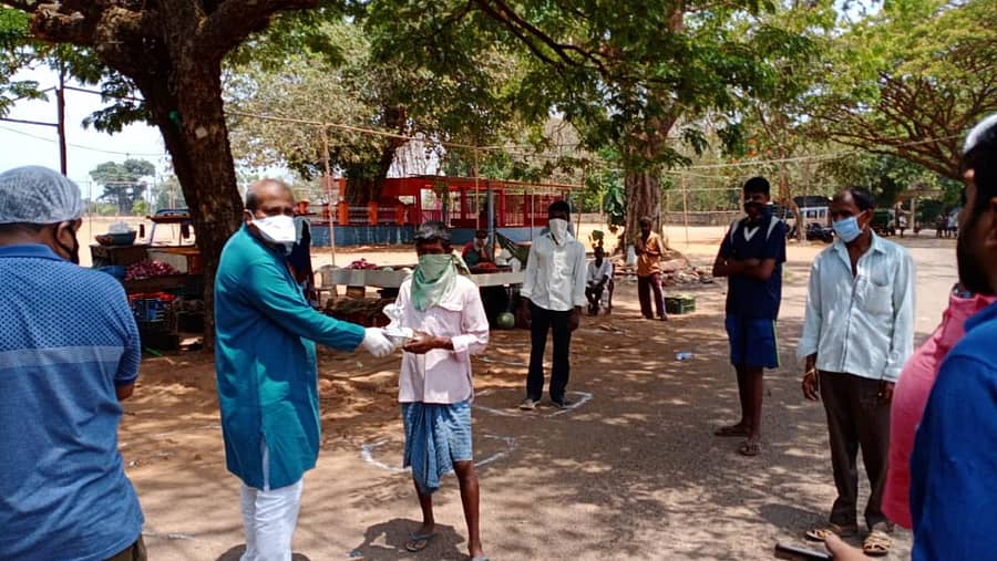 ಶಾಸಕ ರಘುಪತಿ ಭಟ್ ಗುರುವಾರ ಆಹಾರ ಪೊಟ್ಟಣಗಳನ್ನು ವಿತರಿಸಿದರು.