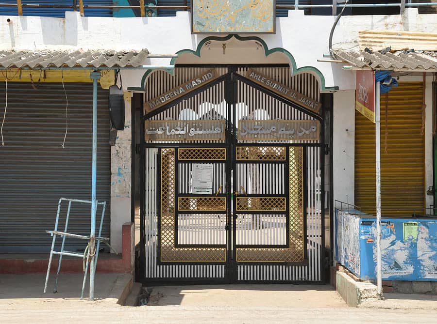ಚಾಮರಾಜನಗರದ ಅಲ್‌ ಮದೀನಾ ಮಸೀದಿಯ ಗೇಟುಗಳನ್ನು ಮುಚ್ಚಿರುವುದು