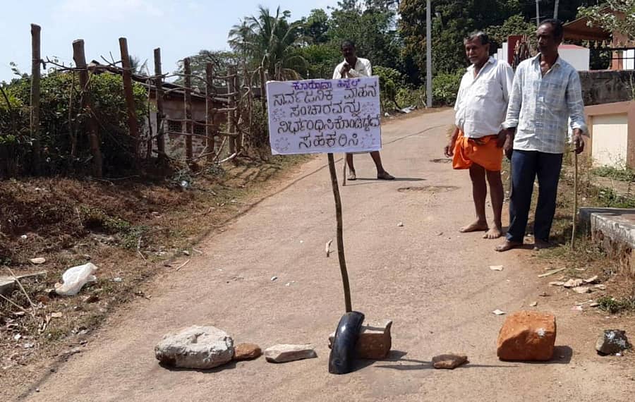 ಸೋಮವಾರಪೇಟೆ ತಾಲ್ಲೂಕಿನ ಚೌಡ್ಲು ಗ್ರಾಮಕ್ಕೆ ಹೊರಗಿನವರು ಪ್ರವೇಶಿಸದಂತೆ ಬ್ಯಾನರ್ ಹಾಕಿದ್ದಾರೆ