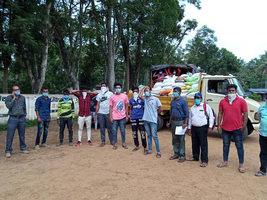 ಕಂದಾಯ ಇಲಾಖೆಯ ಅಧಿಕಾರಿಗಳು ಸಾಮಾಗ್ರಿಗಳನ್ನು ವಿತರಿಸಿದರು