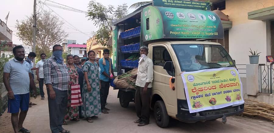 ಕೊಪ್ಪಳದ ಭಾಗ್ಯನಗರದ ಗಣೇಶ ತೆಗ್ಗಿನಲ್ಲಿ ಶುಕ್ರವಾರ ತೋಟಗಾರಿಕೆ ಇಲಾಖೆ ವಾಹನ ತರಕಾರಿ, ಹಣ್ಣುಗಳನ್ನು ಗ್ರಾಹಕರಿಗೆ ತಲುಪಿಸಲು ಸಂಚರಿಸುವುದು ಕಂಡು ಬಂತು