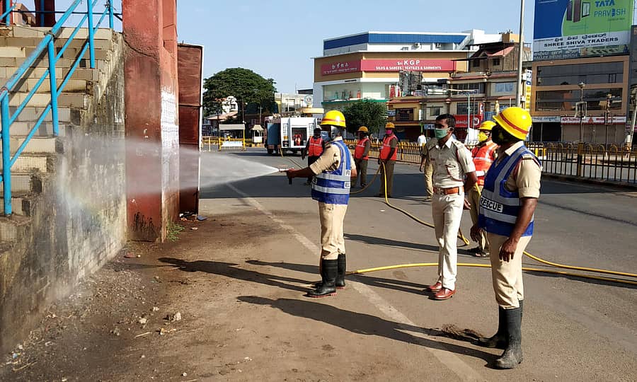 ಕೊರೊನಾ ಸೋಂಕು ತಡೆಗಟ್ಟಲು ನಗರಸಭೆ ಮತ್ತು ಅಗ್ನಿಶಾಮಕ ಇಲಾಖೆ ಸಿಬ್ಬಂದಿ ಹಾವೇರಿ ನಗರದ ಹಳೇ ಪಿ.ಬಿ.ರಸ್ತೆಯಲ್ಲಿ ವೈರಾಣು ನಾಶಕ ಸಿಂಪಡಿಸಿದರು 