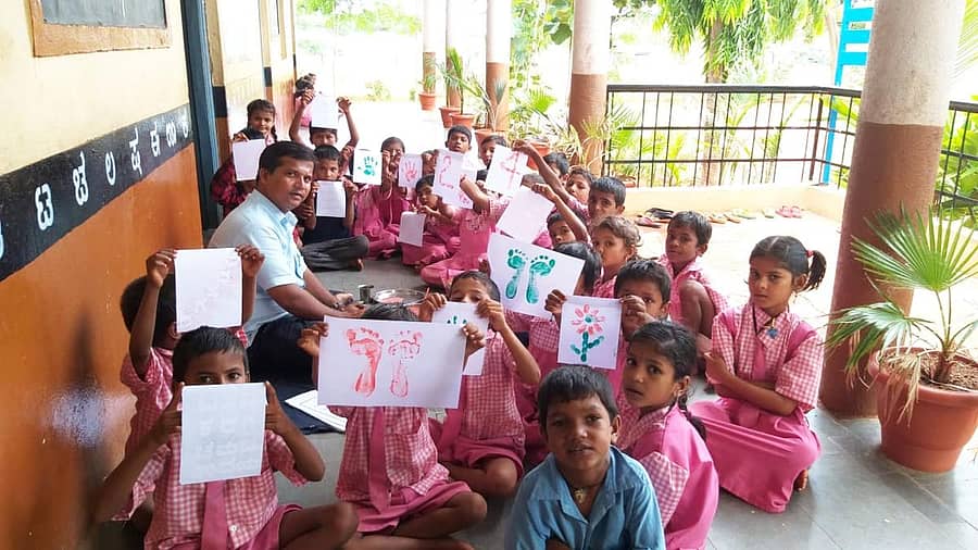 ನಿಡಗುಂದಿ ತಾಂಡಾದ ಶಾಲೆಯಲ್ಲಿ ‘ನಲಿ ಕಲಿ’ಯಲ್ಲಿ ತೊಡಗಿರುವ ವಿದ್ಯಾರ್ಥಿಗಳ ಜತೆ ಶಿಕ್ಷಕ ಎಂ.ಎಚ್.ಲಷ್ಕರಿ