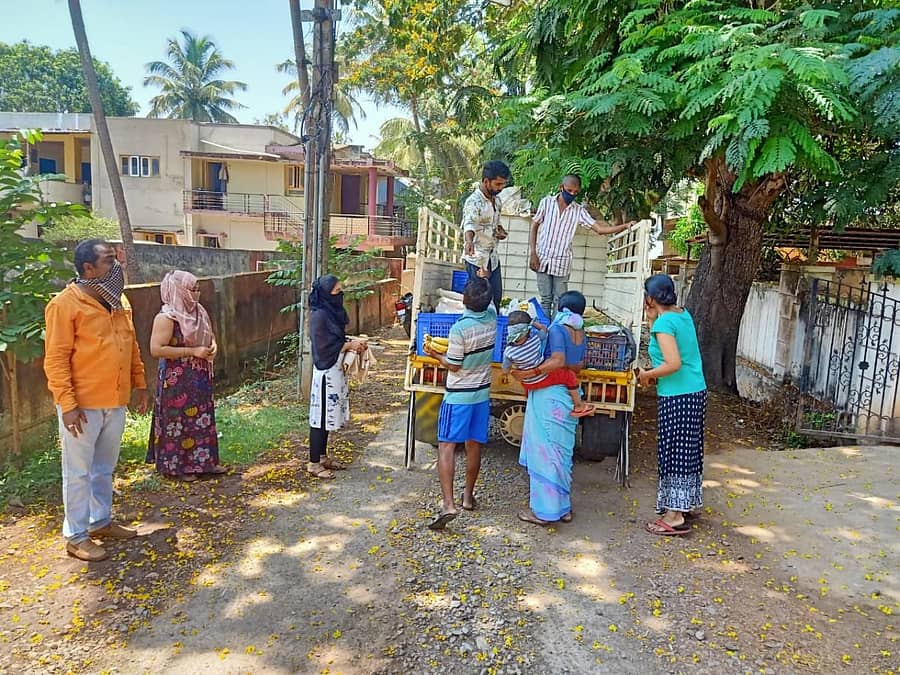 ಹುಬ್ಬಳ್ಳಿಯ ವಿದ್ಯಾನಗರದಲ್ಲಿ ಮನೆ ಬಾಗಿಲಿಗೆ ಬಂದ ವ್ಯಾಪಾರಿಗಳಿಂದ ತರಕಾರಿ ಖರೀದಿಸಿದ ಜನ