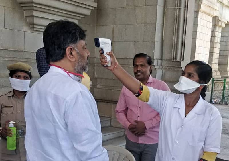 ವಿಧಾನಸೌಧದಲ್ಲಿ ನಡೆದ ಸರ್ವಪಕ್ಷಗಳ ಸಭೆಗೆ ಆಗಮಿಸಿದ್ದ ಡಿ.ಕೆ ಶಿವಕುಮಾರ್ ಅವರನ್ನು ಪರೀಕ್ಷೆ ಮಾಡಿದ ಆರೋಗ್ಯ ಸಿಬ್ಬಂದಿ