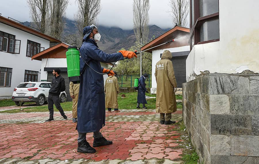 ಶ್ರೀನಗರದಲ್ಲಿ ಆಸ್ಪತ್ರೆಯ ಸುತ್ತ ಸೋಂಕು ನಿಯಂತ್ರಕ ಸಿಂಪಡಿಸುತ್ತಿರುವ ಸಿಬ್ಬಂದಿ.
