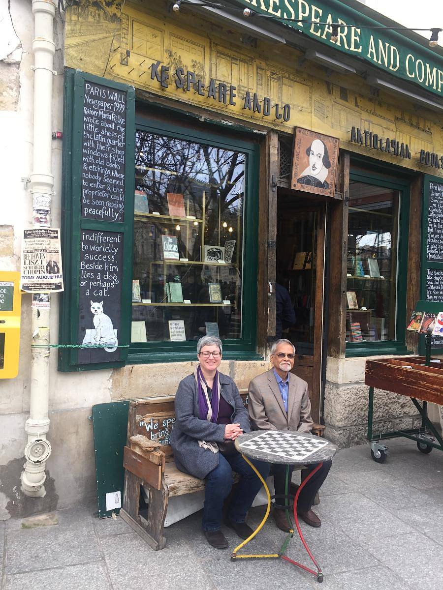 ಶೇಕ್ಸ್‌ಪಿಯರ್ ಅಂಡ್ ಕಂಪನಿಯ ಮುಂದೆ ಡಾ.ನಿಕೋಲ್‌ ಥಿಯಾರಾ ಜೊತೆಗೆ ಲೇಖಕ ಮೂಡ್ನಾಕೂಡು ಚಿನ್ನಸ್ವಾಮಿ