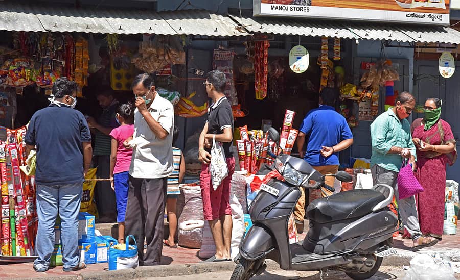 ಚಾಮರಾಜಪೇಟೆ 5ನೇ ಮುಖ್ಯರಸ್ತೆಯ ಮಳಿಗೆಯಲ್ಲಿ ಗ್ರಾಹಕರು ಆಹಾರ ಸಾಮಗ್ರಿಗಳನ್ನು ಖರೀದಿಸಿದರು –-ಪ್ರಜಾವಾಣಿ ಚಿತ್ರ