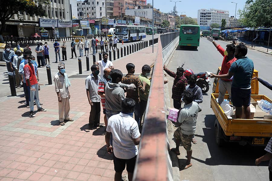 ಬೆಂಗಳೂರಿನ ಮೆಜೆಸ್ಟಿಕ್ ಬಸ್ ನಿಲ್ದಾಣದಲ್ಲಿ ಶನಿವಾರ ಜನರಿಗೆ ಆಹಾರದ ಪೊಟ್ಟಣಗಳನ್ನು ವಿತರಿಸಲಾಯಿತು –ಪ್ರಜಾವಾಣಿ ಚಿತ್ರ