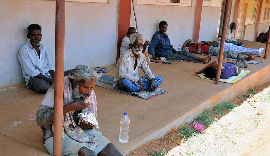 ಚಿಕ್ಕಮಗಳೂರಿನ ಜ್ಯೋತಿನಗರದ ಅಂಬೇಡ್ಕರ್ ವಸತಿ ಶಾಲೆಯಲ್ಲಿ ನಿರ್ಗತಿಕರಿಗೆ ತಾತ್ಕಾಲಿಕವಾಗಿ ವಾಸ್ತವ್ಯಕ್ಕೆ ವ್ಯವಸ್ಥೆ ಮಾಡಿರುವುದು.