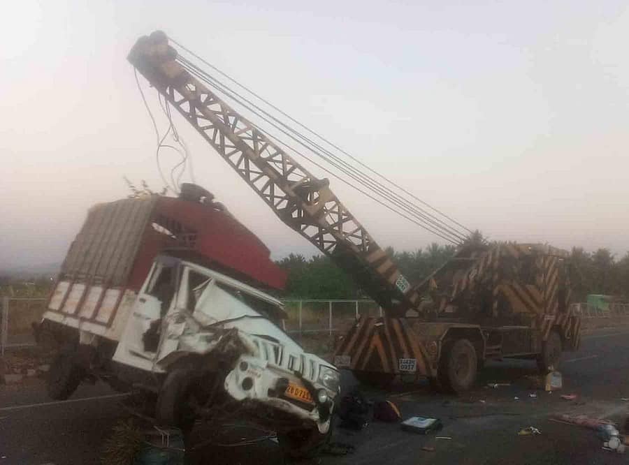 ಹಿರಿಯೂರು ತಾಲ್ಲೂಕಿನ ಕಸ್ತೂರಿ ರಂಗಪ್ಪನಹಳ್ಳಿ ಗೇಟ್ ಬಳಿ ಭಾನುವಾರ ಟ್ರಾಕ್ಟರ್ ಗೆ ಡಿಕ್ಕಿ ಹೊಡೆದು ಉರುಳಿ ಬಿದ್ದಿರುವ ಬೊಲೆರೊ ವಾಹನವನ್ನು ಕ್ರೇನ್ ಮೂಲಕ ತೆರವುಗೊಳಿಸಲಾಯಿತು.