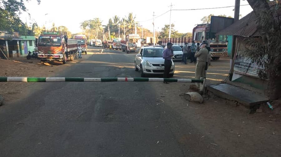 ಚಾಮರಾಜನಗರ ತಾಲ್ಲೂಕಿನ ಪುಣಜನೂರಿನಲ್ಲಿರುವ ಚೆಕ್ಪೋಸ್ಟ್